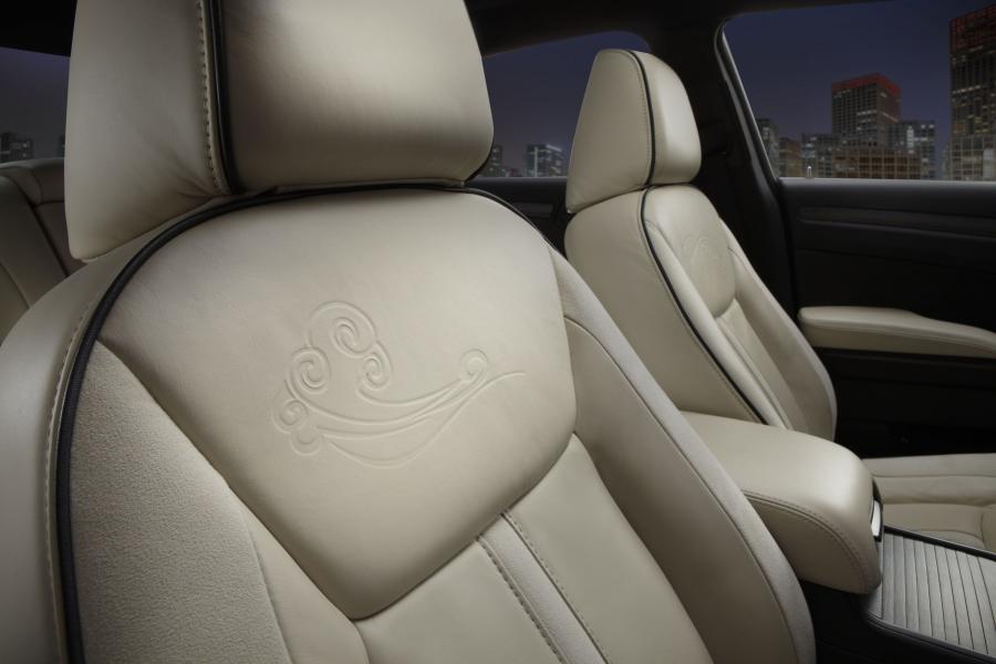  Chrysler 300C Ruyi Design Concept 2012 года  (фото 8 из 24)